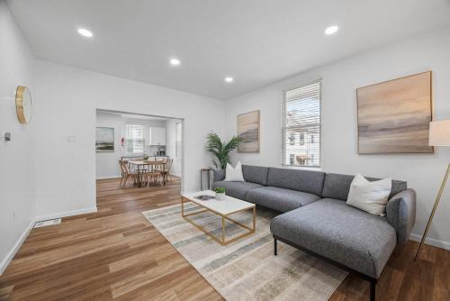 Pittsburgh Spacious and Modern Three Bedroom Apartment with Free Parking