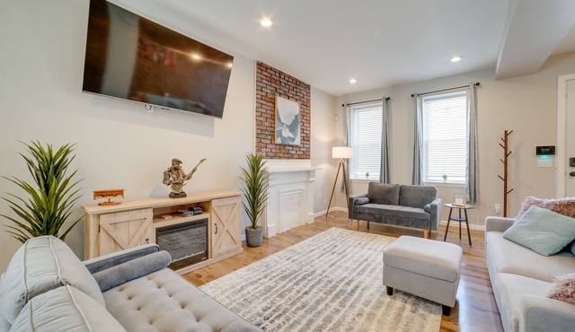 Pittsburgh Townhome: 1 Mi to Downtown