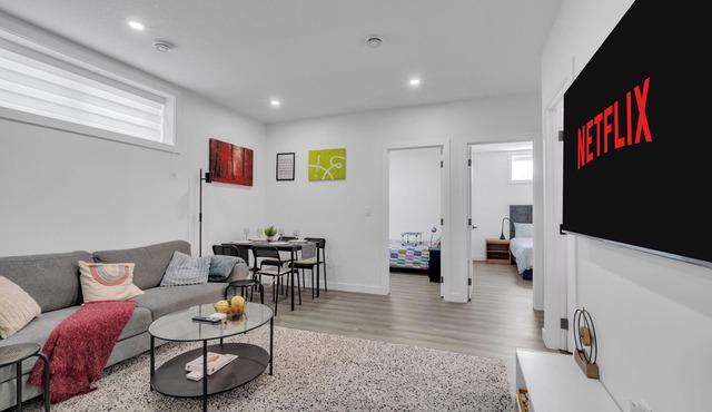 Pivate Family Friendly 2-Bedroom Suite near South Health Campus in Calgary