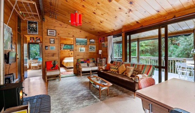 Piwakawaka ā Pukawa - Pukawa Bay Holiday Home