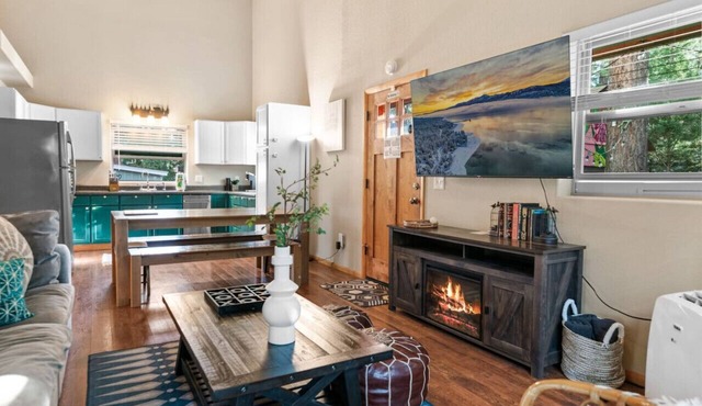 Pixie Dust Pines: Hot Tub, Whimsical Cabin Retreat