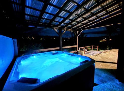 Pixie House - Mrežnica, private pier, hot tub