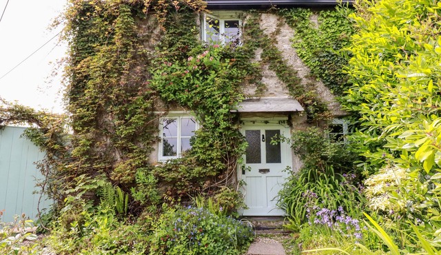 PIXIE NOOK, pet friendly, character holiday cottage in St Neot