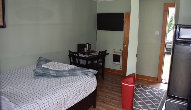 PL Motel Room #3 - Located at the Heart of Promised Land State Park