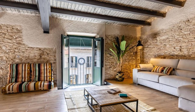 Plaça del Vi Penthouse - Holiday Apartment in Girona | Bravissimo