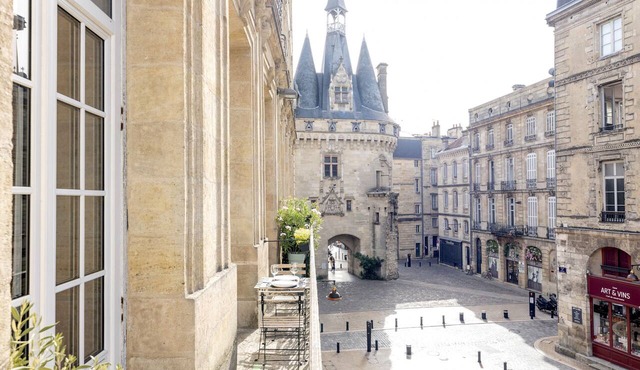 Place du Palais Bordeaux historic centre, balcony