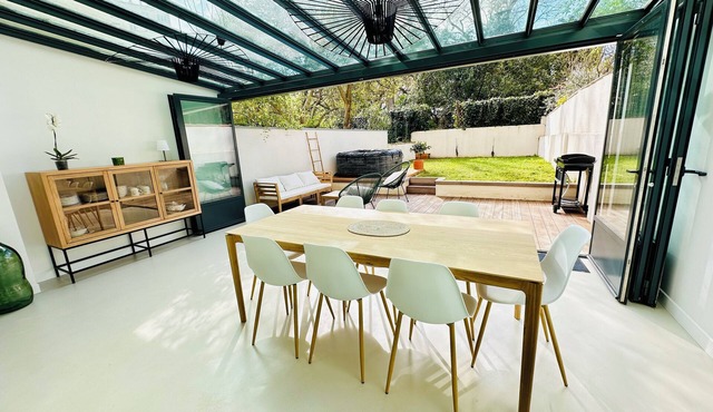 Place Dupuy 5' from downtown on foot 5-bedroom house with jacuzzi and garden