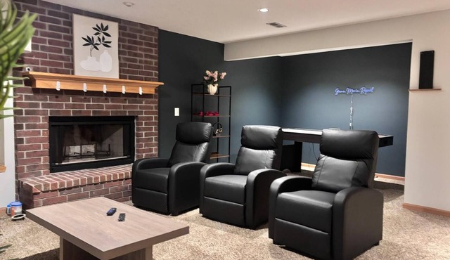 Place in East of Wichita. King Beds with Cinema & Harrison Park Views