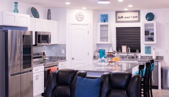 Place of Peace with lake views! Sleeps 5
