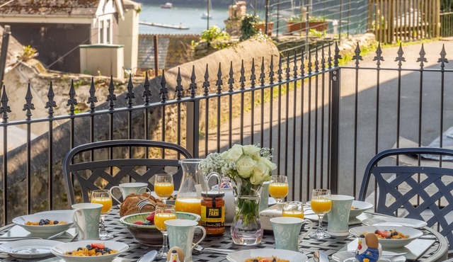 Place View is a delightful and traditional Cornish terraced cottage.