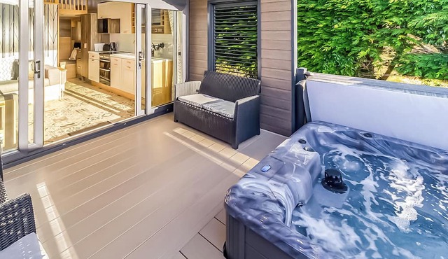 Pladda Pod with Hot Tub S