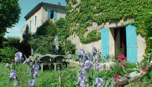 Plain foot of charm 70m ², private garden of 100m ² seen on fountains, plane trees