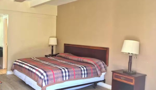 Plan Your Stay in a Peaceful Room w/King Bed Near Midway International Airport