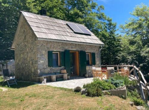 Planinska kuća na Velebitu, s pogledom na more