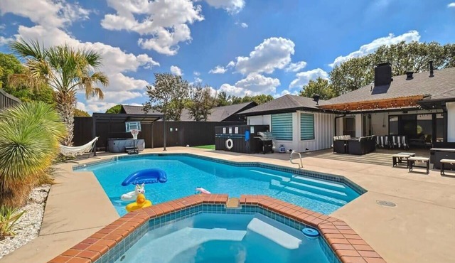 Plano Perfect Getaway - Pool, Hot Tub, BBQ Grill