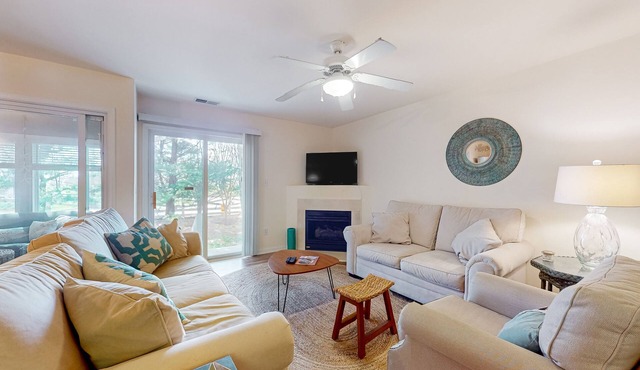 Plantation East townhome near Route 1 with sunroom & fast WiFi