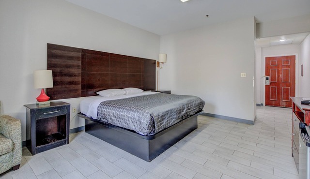 Plantation Inn & Suites Near Locust Grove I 75