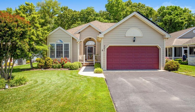 Plantations East - 221 Lakeside Dr
