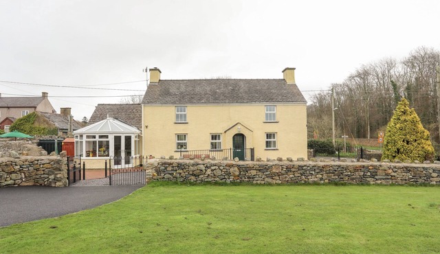PLAS CEFN MAWR, pet friendly, with open fire in Llanedwen