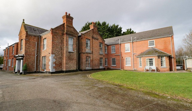 PLAS COCH, pet friendly, character holiday cottage in St Asaph