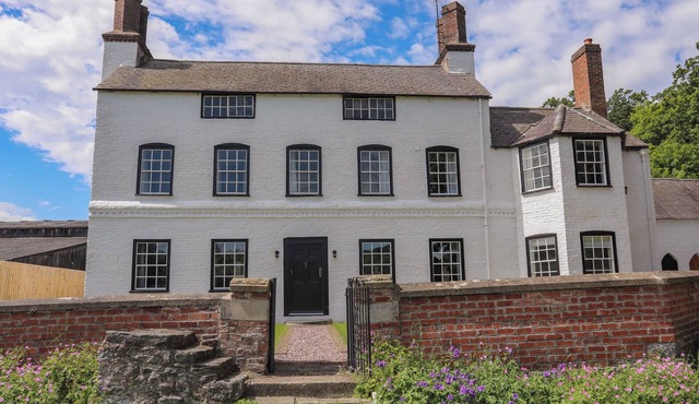 PLAS COCH, pet friendly, character holiday cottage in St Asaph