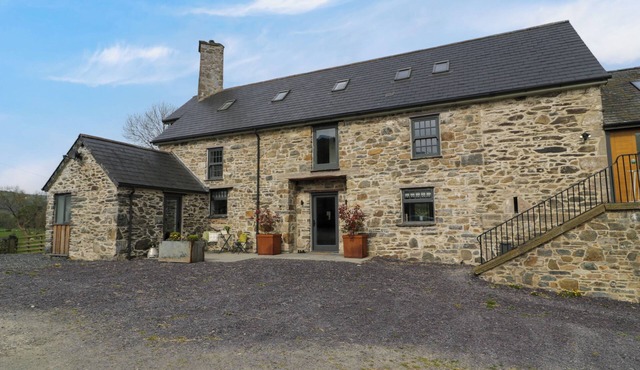 PLAS GLAN YR AFON, family friendly, with hot tub in Llangernyw