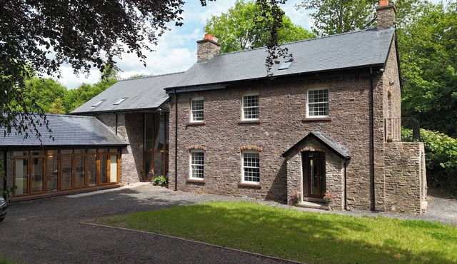 PLAS GLYNDWR, family friendly, with a garden in Crickhowell