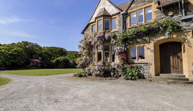 PLAS GWYNFRYN, pet friendly, luxury holiday cottage in Llanbedr