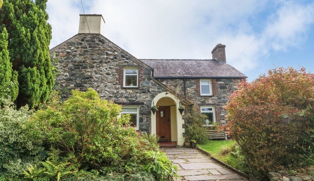 PLAS MAWR, family friendly, character holiday cottage in Groeslon