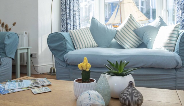 PLAS MOR, pet friendly, with a garden in Borth-Y-Gest