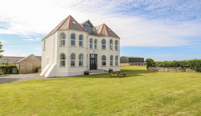 PLAS NEWYDD, pet friendly, with a garden in Rhosneigr