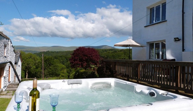 Plas Rhiwlas - Five Bedroom House, Sleeps 10