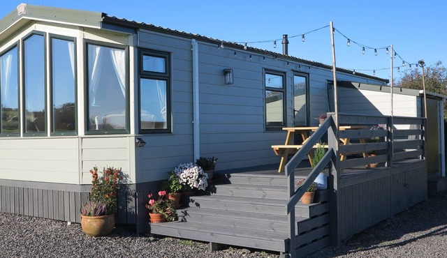 PLAS TIRION CARAVAN, family friendly, with a garden in Cemaes Bay