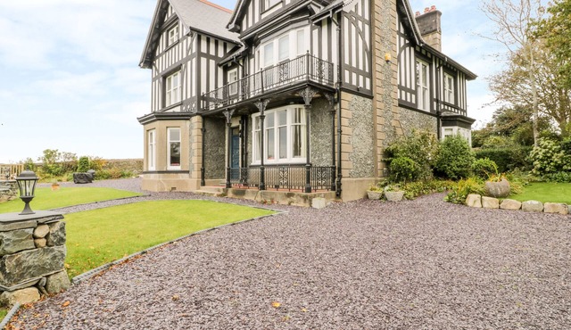 PLAS Y BRYN HALL, family friendly, with hot tub in Llanbedr