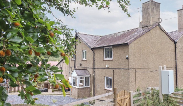 PLAS YN BONWM, pet friendly, character holiday cottage in Corwen