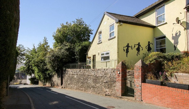 PLASAUDUON, pet friendly, with open fire in Bishop's Castle