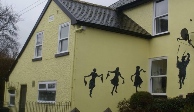 PLASAUDUON - Three minutes walk from the centre of this lovely Market Town