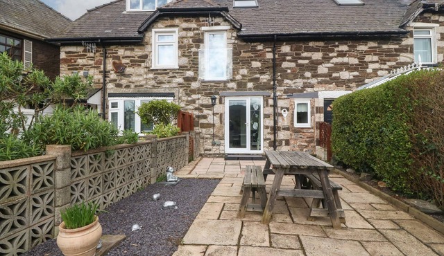 PLATFORM 13 RAILWAY COTTAGE, pet friendly in Llandudno Junction