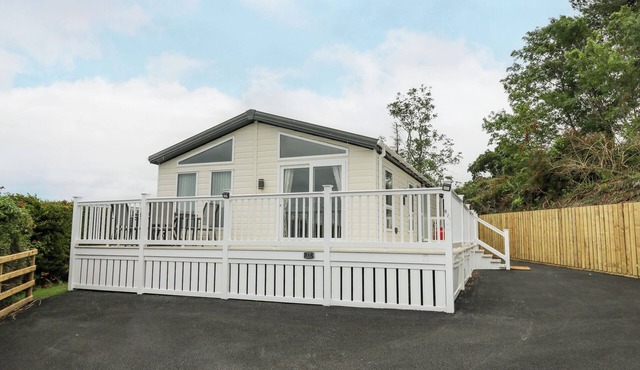 PLATINUM LODGE, pet friendly, character holiday cottage in Borth
