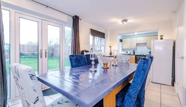 Platt House - 5 bedroom house, FREE WiFi, Parking, Smart TV in all rooms!