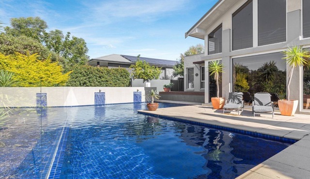 PLAY A ROUND - THE VINTAGE HOLIDAY HOUSES