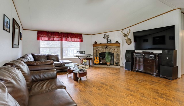 Play Games, Bike & Unwind: Cleveland Family Home!