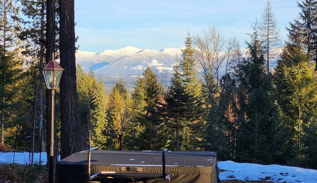 Play House Private Ozone Hot Tub, w/BEAUTIFUL views. Quaint, Cozy, & Peaceful.