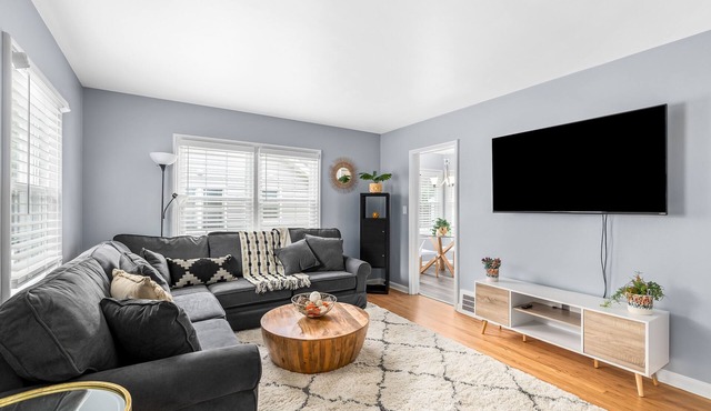 Playful and Serene-2 Bedroom home- Walk to the stadium!