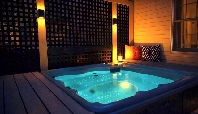 Playhouse Retreat - 4BR, Hot tub, best location!