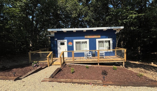 Playin’ Hooky is a cozy cabin with 1 bedroom, WiFi, & AC in welcoming Wappapello