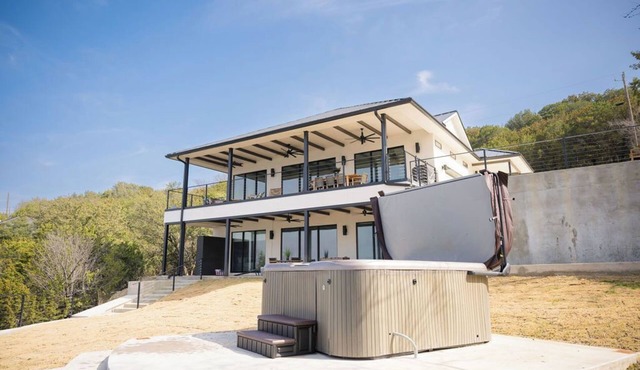 Playin Possum! NEW, Modern 5 Bed 4.5 Bath Retreat with Dock, 2 Balconies, HotTub