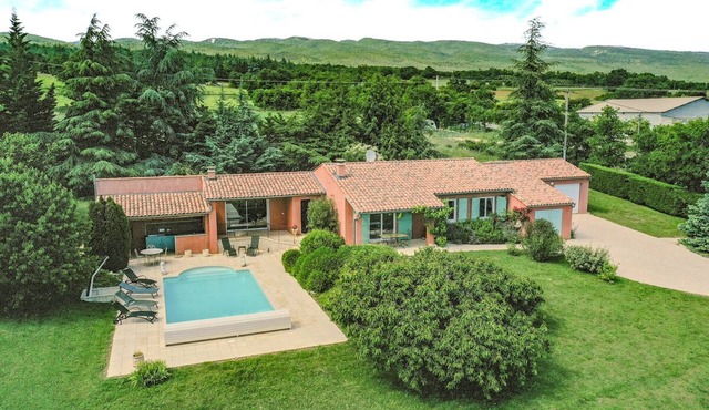 Pleasant single-storey house, sleeps 7, unobstructed view, private pool.