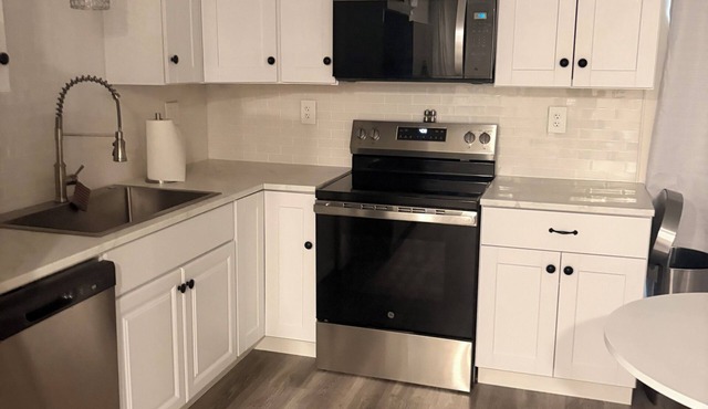 Pleasant 1-bedroom country house in charming Alpharetta with AC. secluded on 5