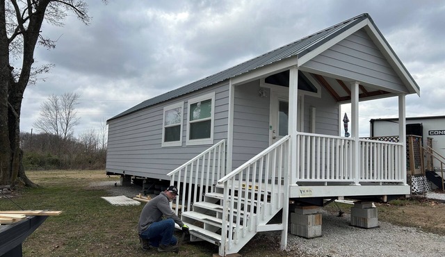 Pleasant 1-bedroom cabin with AC in cozy Carthage. Located on historic Rt66